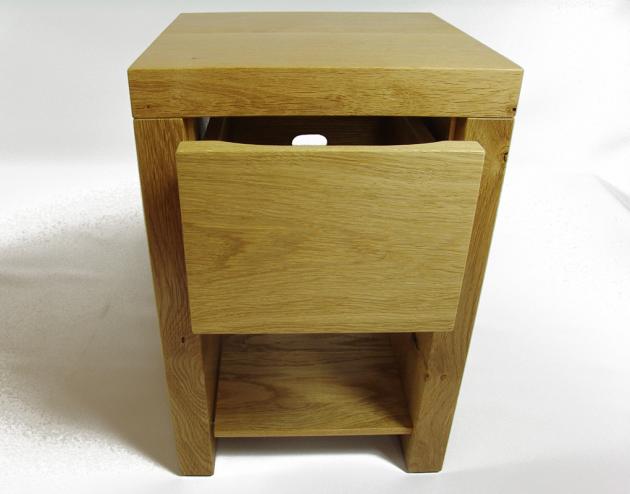 Nachttisch aus Eiche massiv mit einer Schublade