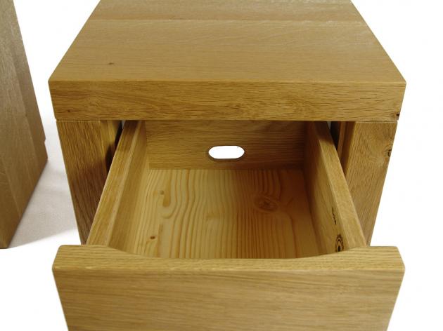 Nachttisch aus Eiche massiv mit einer Schublade