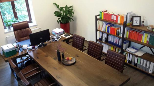 Schreibtisch - Besprechungstisch - Eiche massiv geräuchert mit Metallgestell