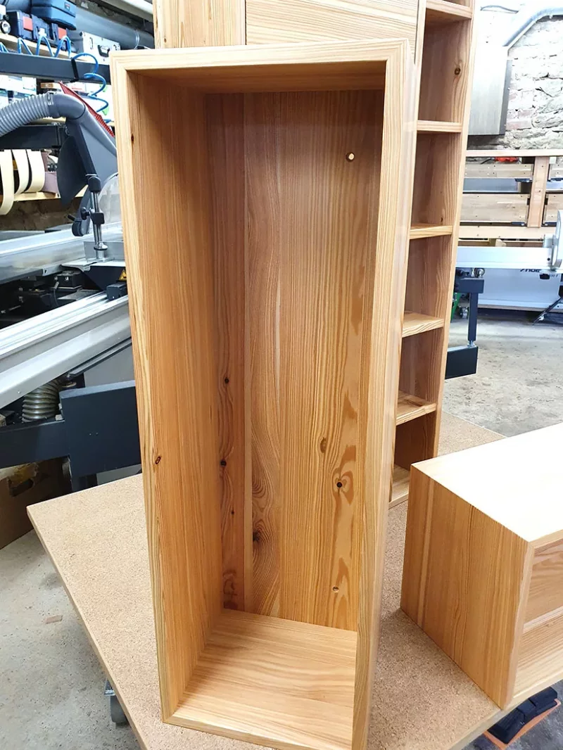 Badschrank aus Lärche massiv