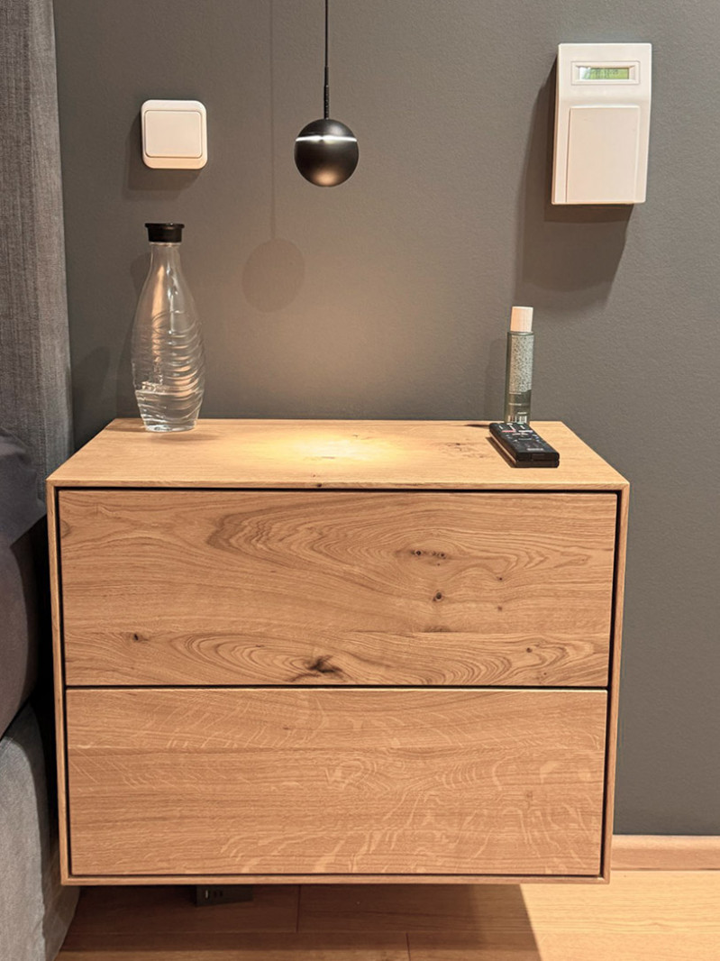 Nachttisch aus Asteiche massiv mit zwei Schubladen Nachttisch aus Asteiche massiv mit zwei Schubladen