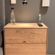 Nachttisch aus Asteiche massiv mit zwei Schubladen