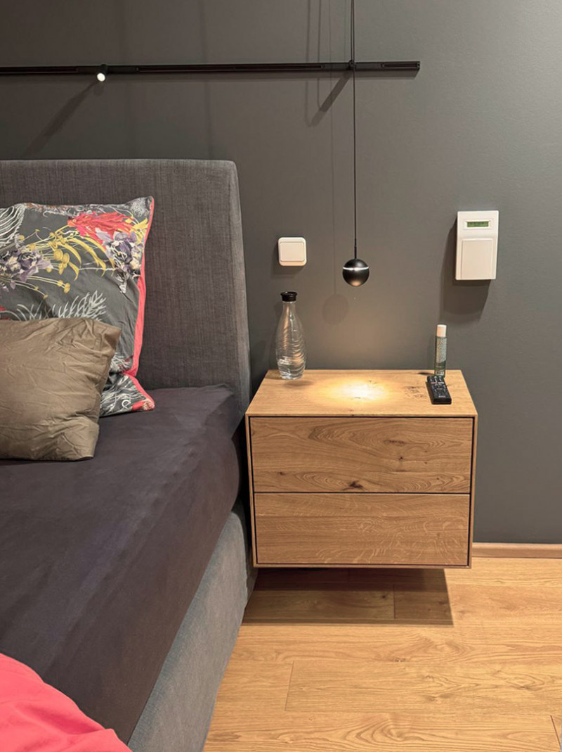 Nachttisch aus Asteiche massiv mit zwei Schubladen Nachttisch aus Asteiche massiv mit zwei Schubladen