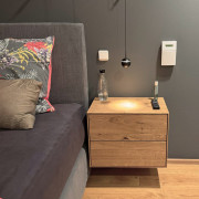 Nachttisch aus Asteiche massiv mit zwei Schubladen