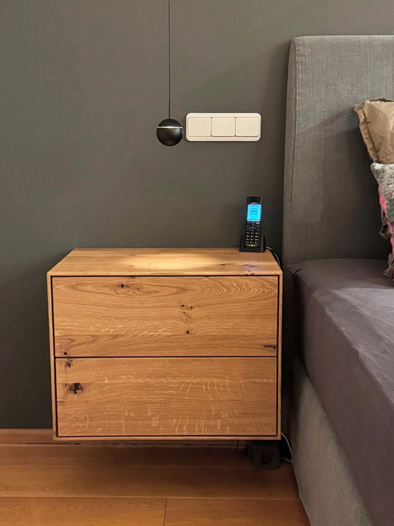 Nachttisch aus Asteiche massiv mit zwei Schubladen Nachttisch aus Asteiche massiv mit zwei Schubladen