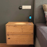 Nachttisch aus Asteiche massiv mit zwei Schubladen