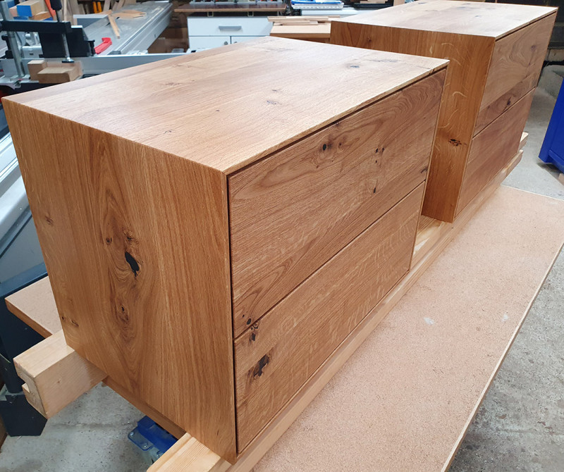 Nachttisch aus Asteiche massiv mit zwei Schubladen Nachttisch aus Asteiche massiv mit zwei Schubladen