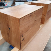 Nachttisch aus Asteiche massiv mit zwei Schubladen