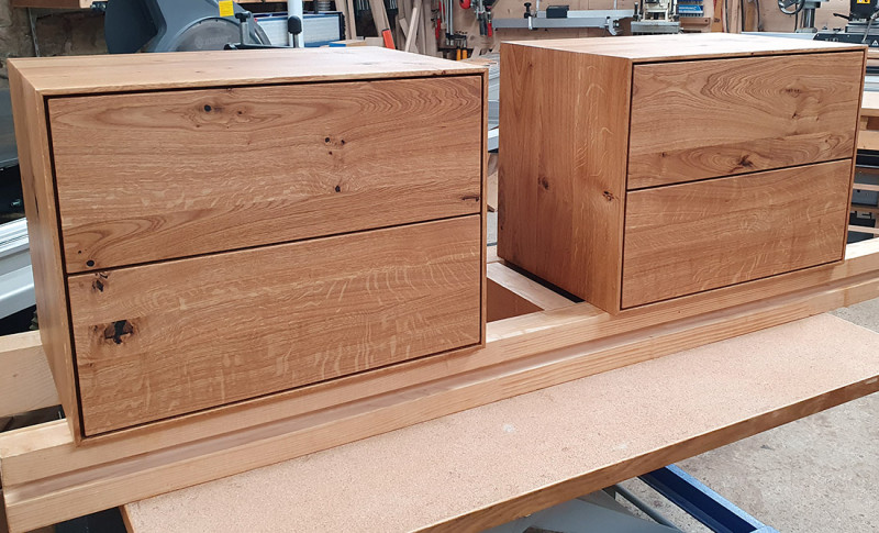 Nachttisch aus Asteiche massiv mit zwei Schubladen Nachttisch aus Asteiche massiv mit zwei Schubladen