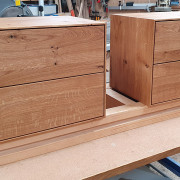 Nachttisch aus Asteiche massiv mit zwei Schubladen