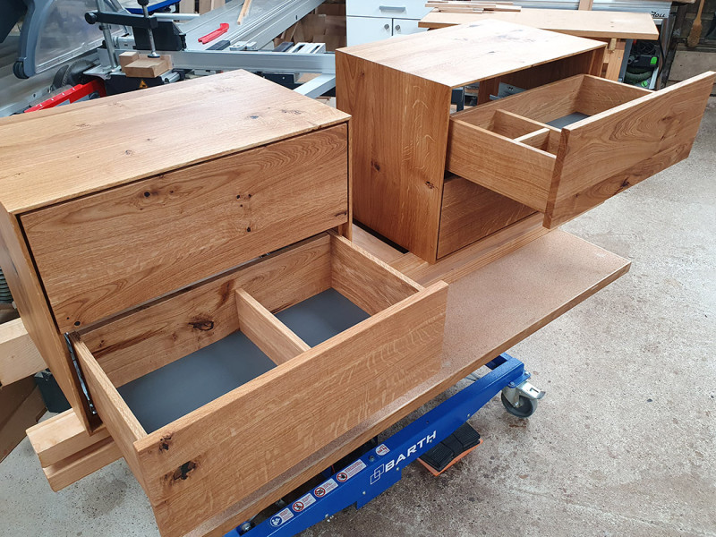 Nachttisch aus Asteiche massiv mit zwei Schubladen Nachttisch aus Asteiche massiv mit zwei Schubladen