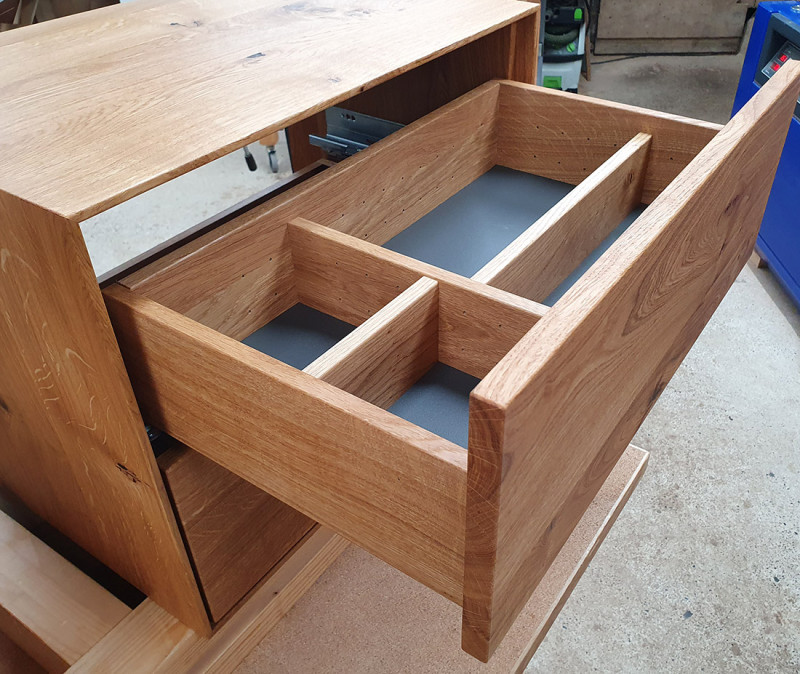 Nachttisch aus Asteiche massiv mit zwei Schubladen Nachttisch aus Asteiche massiv mit zwei Schubladen