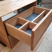 Nachttisch aus Asteiche massiv mit zwei Schubladen