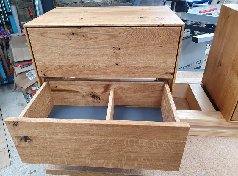 Nachttisch aus Asteiche massiv mit zwei Schubladen Nachttisch aus Asteiche massiv mit zwei Schubladen