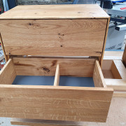 Nachttisch aus Asteiche massiv mit zwei Schubladen