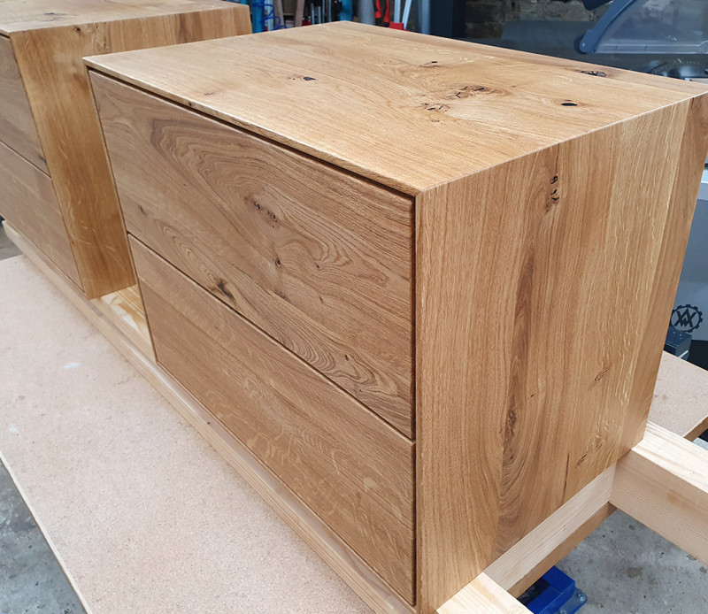 Nachttisch aus Asteiche massiv mit zwei Schubladen Nachttisch aus Asteiche massiv mit zwei Schubladen