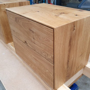 Nachttisch aus Asteiche massiv mit zwei Schubladen