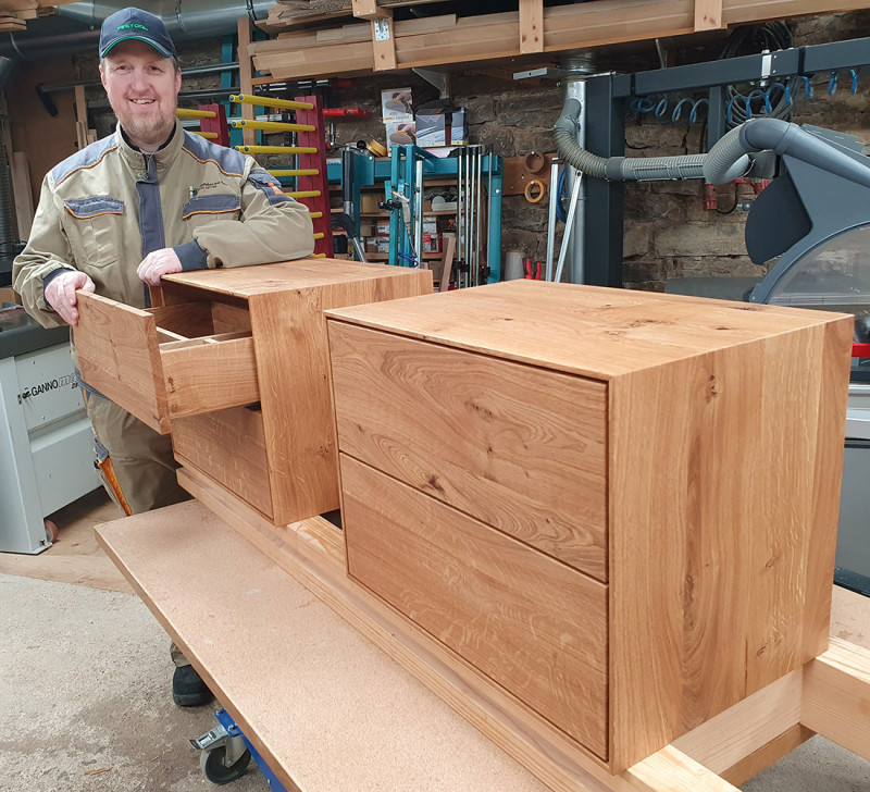 Nachttisch aus Asteiche massiv mit zwei Schubladen Nachttisch aus Asteiche massiv mit zwei Schubladen