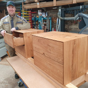 Nachttisch aus Asteiche massiv mit zwei Schubladen