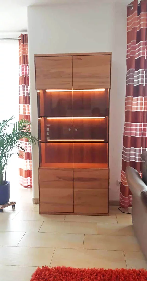 Beleuchteter Vitrinenschrank aus Kernbuche massiv