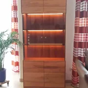 Beleuchteter Vitrinenschrank aus Kernbuche massiv