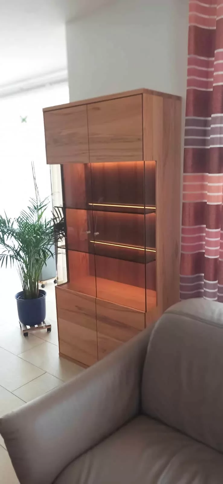 Beleuchteter Vitrinenschrank aus Kernbuche massiv