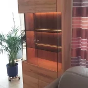 Beleuchteter Vitrinenschrank aus Kernbuche massiv
