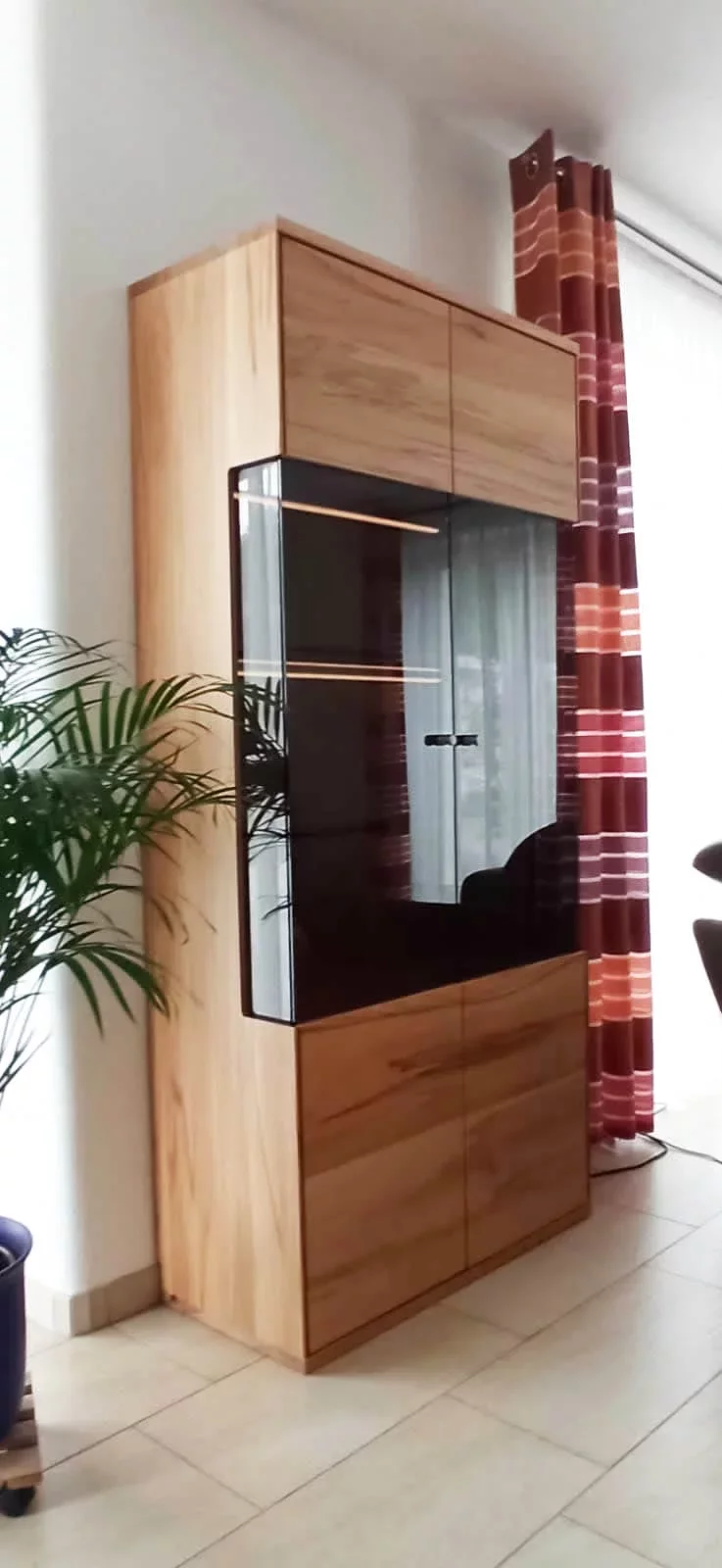 Beleuchteter Vitrinenschrank aus Kernbuche massiv