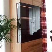 Beleuchteter Vitrinenschrank aus Kernbuche massiv