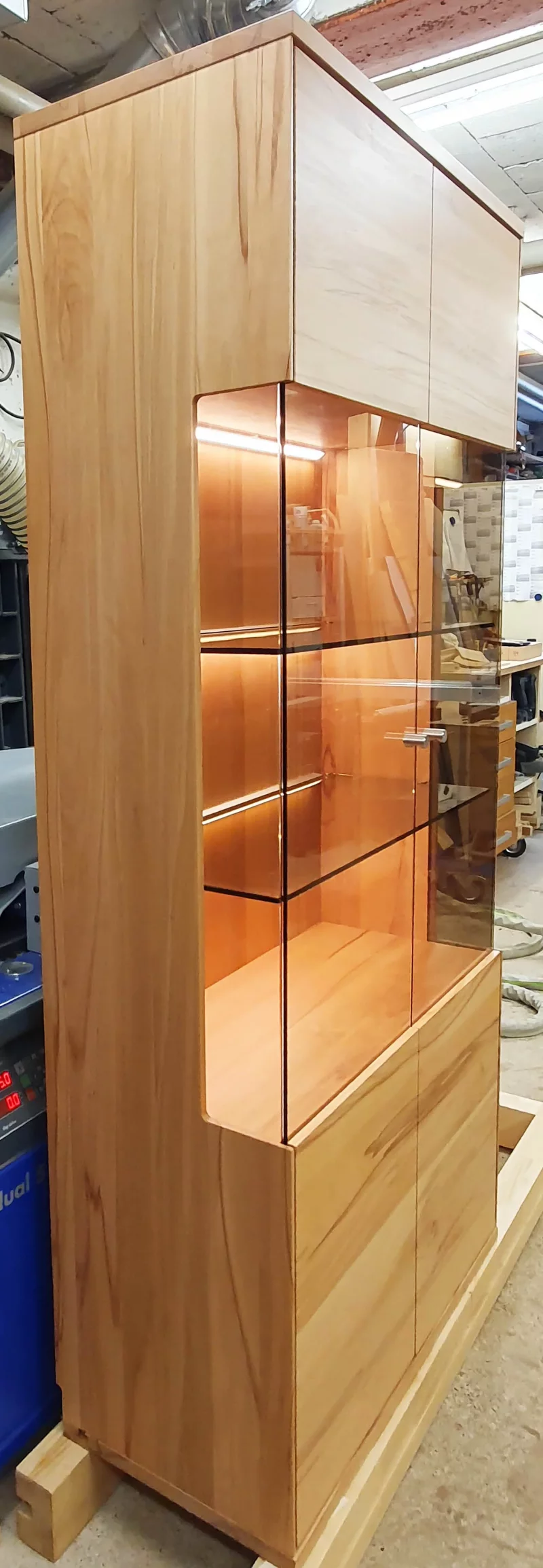 Beleuchteter Vitrinenschrank aus Kernbuche massiv