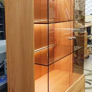 Beleuchteter Vitrinenschrank aus Kernbuche massiv