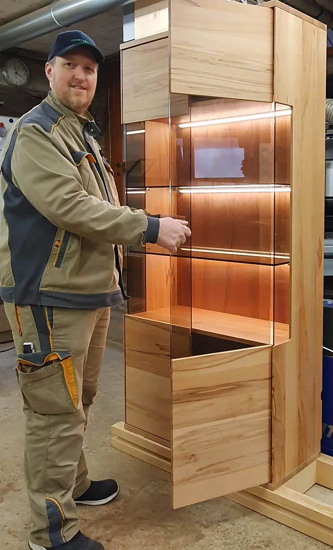 Beleuchteter Vitrinenschrank aus Kernbuche massiv