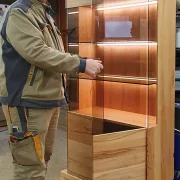 Beleuchteter Vitrinenschrank aus Kernbuche massiv