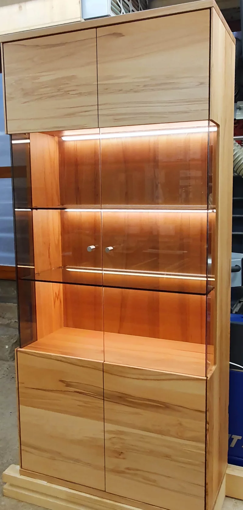 Beleuchteter Vitrinenschrank aus Kernbuche massiv