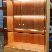 Beleuchteter Vitrinenschrank aus Kernbuche massiv