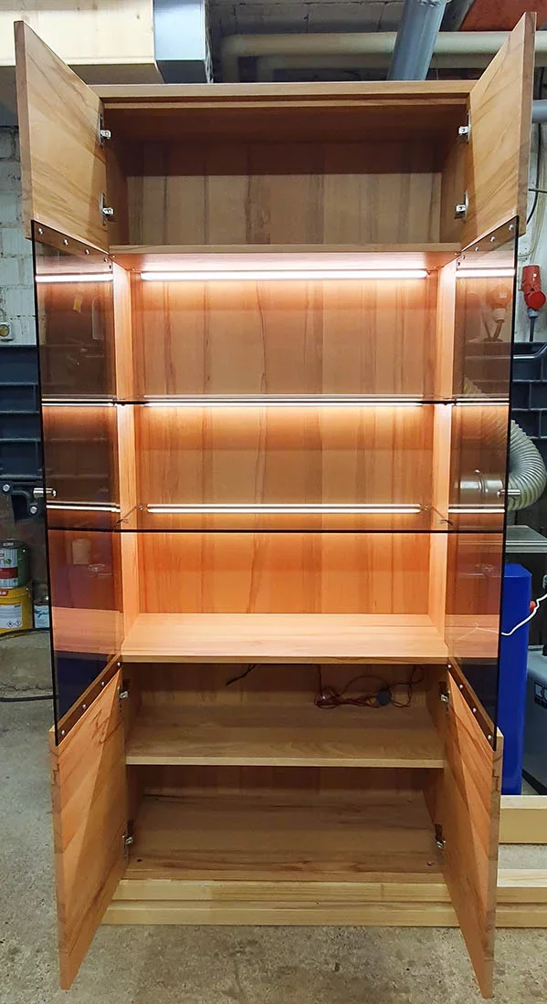 Beleuchteter Vitrinenschrank aus Kernbuche massiv
