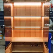 Beleuchteter Vitrinenschrank aus Kernbuche massiv