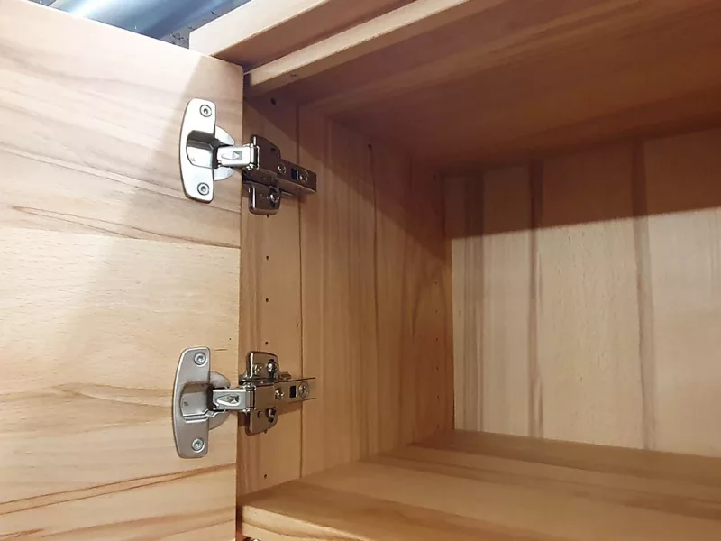 Beleuchteter Vitrinenschrank aus Kernbuche massiv