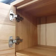 Beleuchteter Vitrinenschrank aus Kernbuche massiv