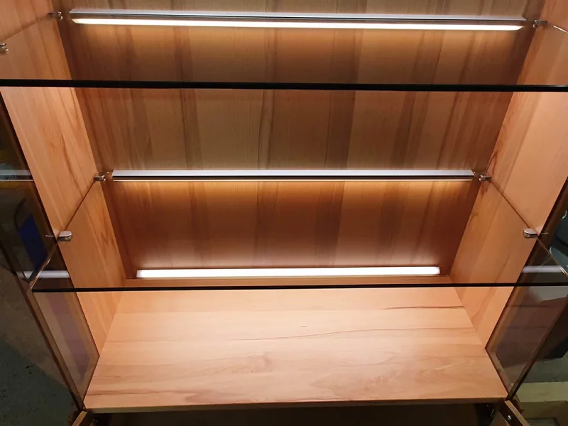 Beleuchteter Vitrinenschrank aus Kernbuche massiv
