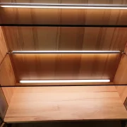 Beleuchteter Vitrinenschrank aus Kernbuche massiv