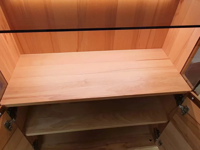 Beleuchteter Vitrinenschrank aus Kernbuche massiv