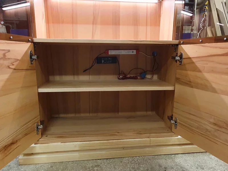 Beleuchteter Vitrinenschrank aus Kernbuche massiv