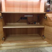 Beleuchteter Vitrinenschrank aus Kernbuche massiv