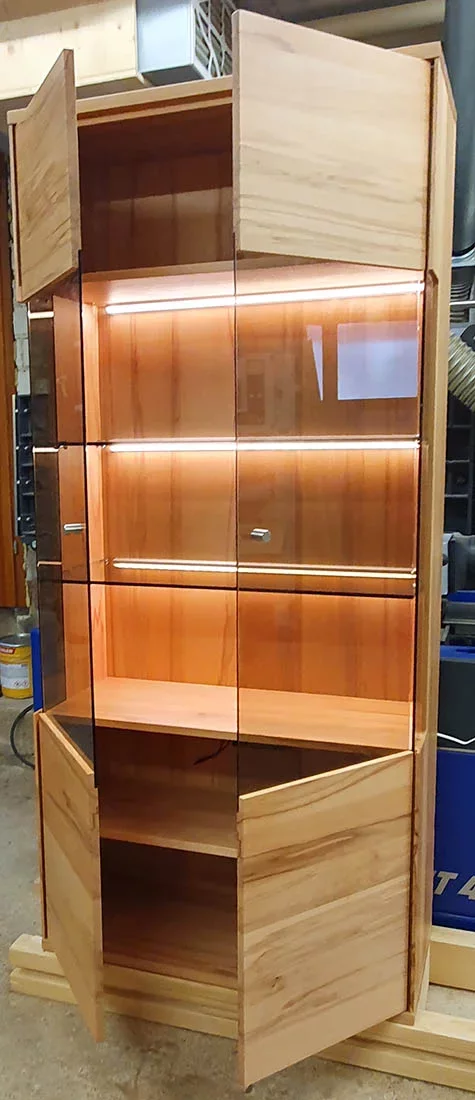 Beleuchteter Vitrinenschrank aus Kernbuche massiv