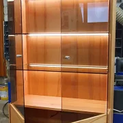 Beleuchteter Vitrinenschrank aus Kernbuche massiv