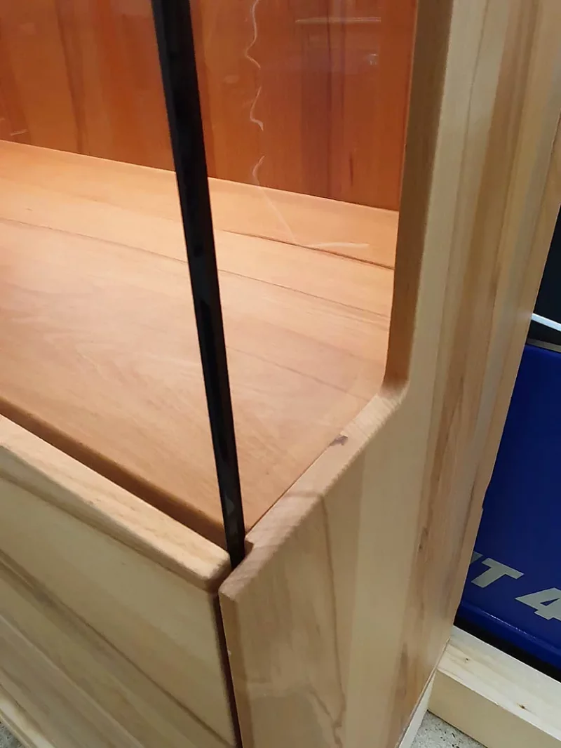 Beleuchteter Vitrinenschrank aus Kernbuche massiv