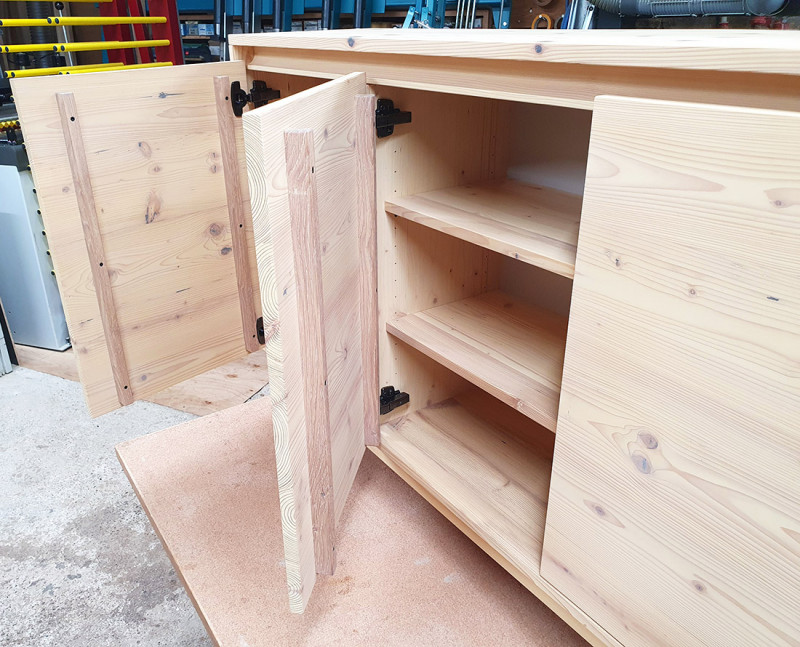 Sideboard aus massivem Fichte-Altholz Sideboard aus massivem Fichte-Altholz