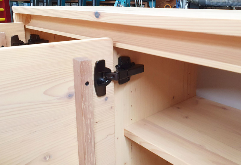 Sideboard aus massivem Fichte-Altholz Sideboard aus massivem Fichte-Altholz