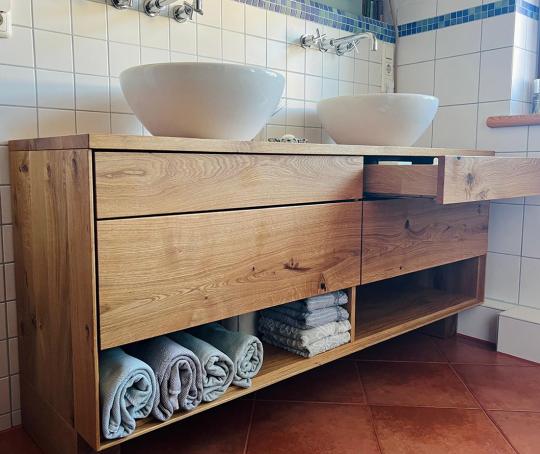 Waschtisch aus Asteiche massiv mit vier Schubkästen